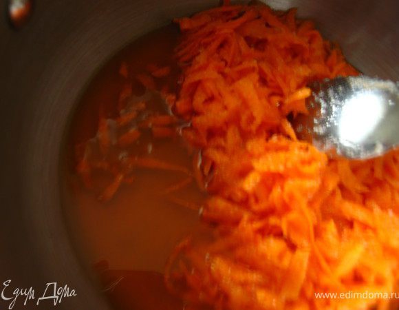 Оставить на некоторое время, чтобы пустила сок. Сейчас морковь молодая, сочная - это происходит быстро. У меня ушло на это 40 минут.