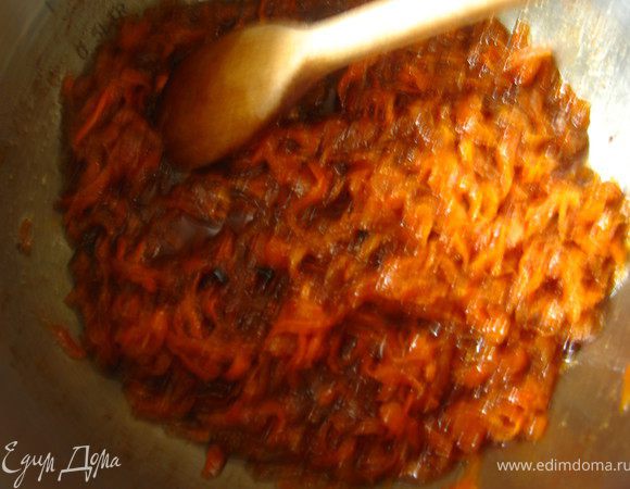 Ставим на медленный огонь и варим, не забывая помешивать.