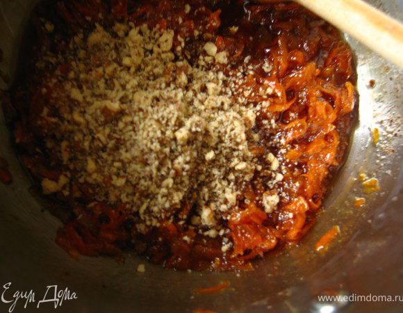 Когда жидкости останется мало и она будет вязкая и прозрачная - выключаем огонь и добавляем орехи. Перемешали и оставили остывать. 