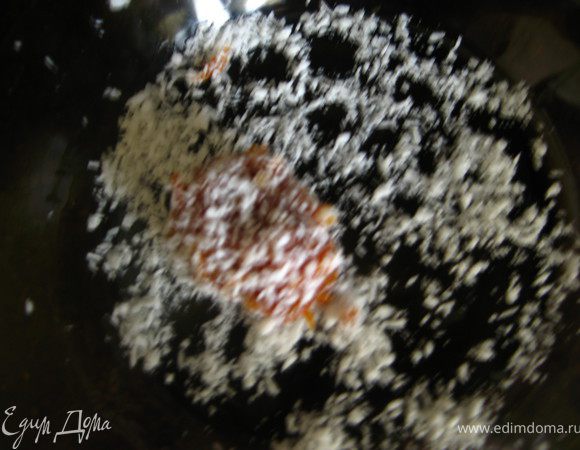 Затем чайной ложкой берем массу и перекладываем в мокрые руки, обваливаем в кокосовой стружке. Придаем форму и укладываем на блюдо.