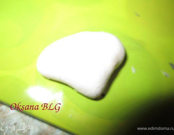 Из мастики сформировать носик.