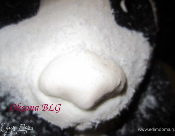 С помощью айсинга прикрепить.