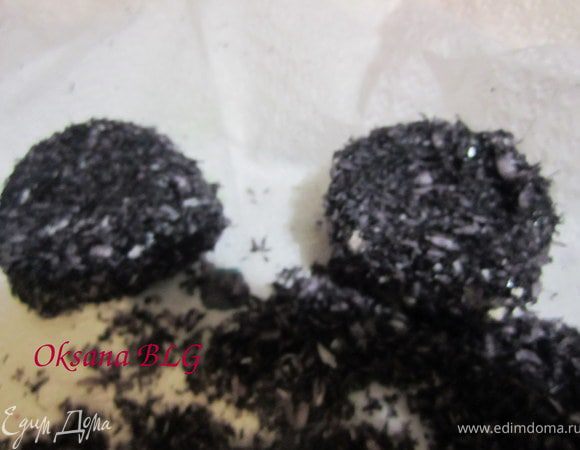 Покрасить в черный цвет и притрусить кокосовой стружкой.