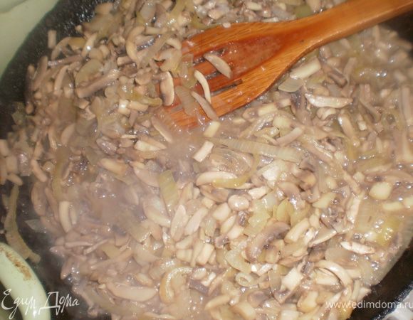 Лук и грибы нарезать соломкой, обжарить на растительном масле, посолить, поперчить.