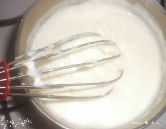 Муку обжарить на растительном масле, убрать с плиты, добавить молоко, размешать, чтобы не было комочков. Посолить. Варить до загустения. 