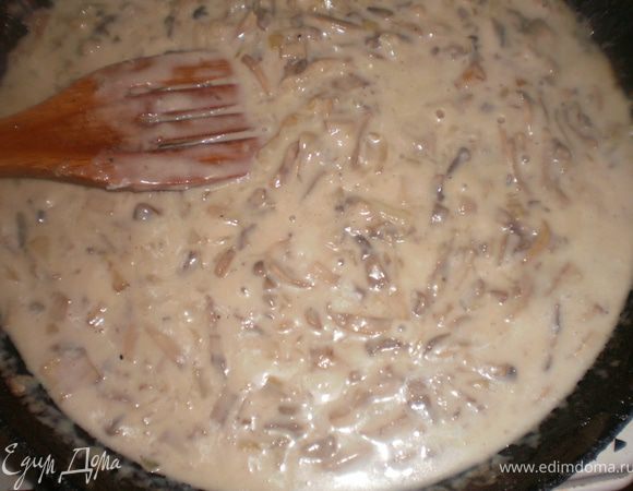 Добавить соус к грибам, размешать.