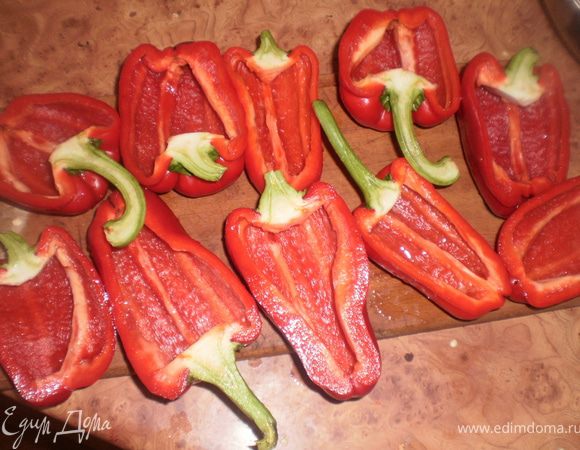 Перцы разрезать пополам, вынуть семечки, вымыть.
