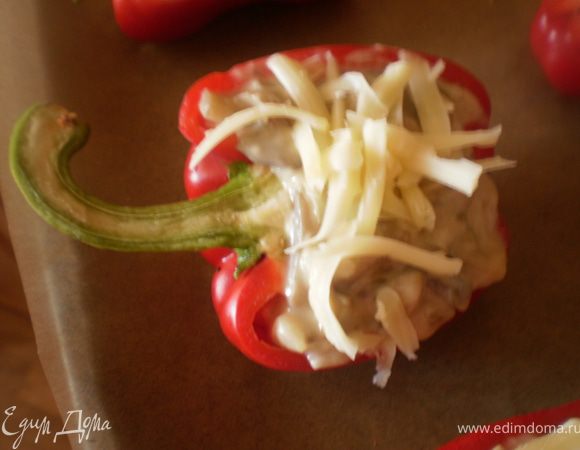 Посыпать перцы сыром, запекать 5 мин. при температуре 180.