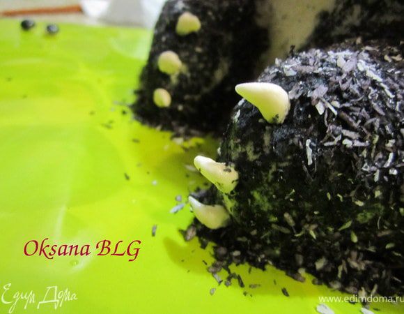 Из мастики сделать коготки. прикрепить на лапки.