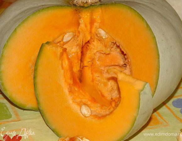 Тыкву я предварительно запекаю в духовке в глиняном горшке с крышкой. 1.2-1.5кг при Т220С около часа.Тыкву выбираю с яркой и сладкой мякотью.Если ваша тыква водянистая,то в середине запекания откройте крышку горшочка.Воду при запекании ни в коем случае не добавлять. После того как тыква готова её можно кушать тёплую со сметаной,печь пироги с ней,всевозможные запеканки и др.П.С.:Это фото я взяла из интернета.У меня была точно такая же тыква.