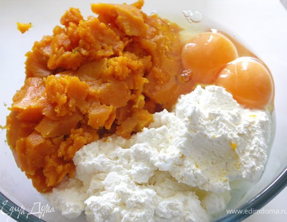 Тыкву соединить с творогом и яйцами.Соединяем при помощи вилки.Блендер нам не понадобится.Пусть будет чуть структурная консистенция:)