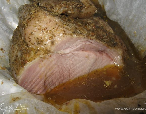 Выложить на противень и убрать в духовку на 15-20 минут. После духовку выключить и не открывая оставить в ней мясо до полного остывания. Мясо само дойдет до готовности.