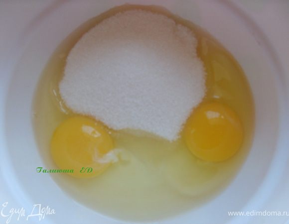 яйца взбить с сахаром до увеличения в объеме 