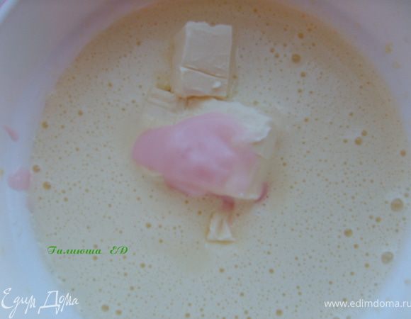 добавить к яйцам масло порезанное на кубики,и йогурт, у меня дома был клубничный, хорошо преремешать