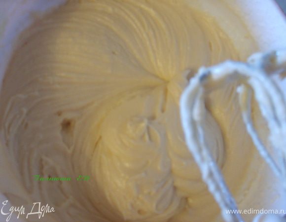 муку смешать с разрыхлителем и также смешать с яйцами. Дать постоять немного минут 10-15