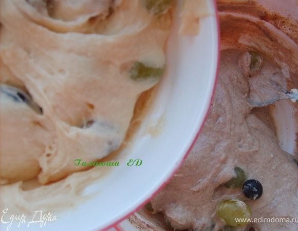 Тесто разделить на 2 части, в одну добавить 2 ст.л. какао, и в обе части виноград перемешать