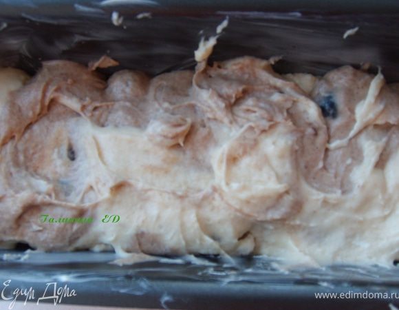 Выложить в смазанную маслом форму, попеременно чередуя тесто 