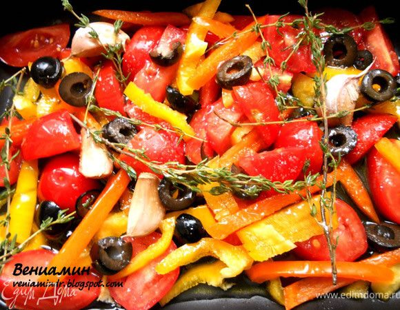 В жаропрочную форму щедро плеснуть оливкового масла. Выложить нарезанные овощи и несколько долек чеснока (можно не очищая), веточки тимьяна. Обильно сбрызнуть оливковым маслом и присолить (по желанию). Запекать в предварительно разогретой духовке минут 20. 