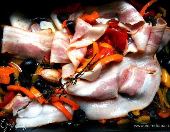 Выложить ломтики бекона и отправить в духовку еще минут на 5-10. ***Чеснок можно выбросить либо очистить и размять вилкой - получится потрясающе ароматное пюре, которое добавит интересные ноты овощам***.