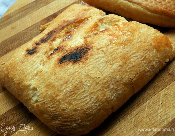 Чиабату нарезать вдоль на 2 части, смазать оливковым маслом и подсушить в духовке или на сковороде. На одну половину выложить овощи, несколько ломтиков бекона, руколу, полить получившимся соком. Накрыть второй половиной и подавать немедленно! Очень душевно!