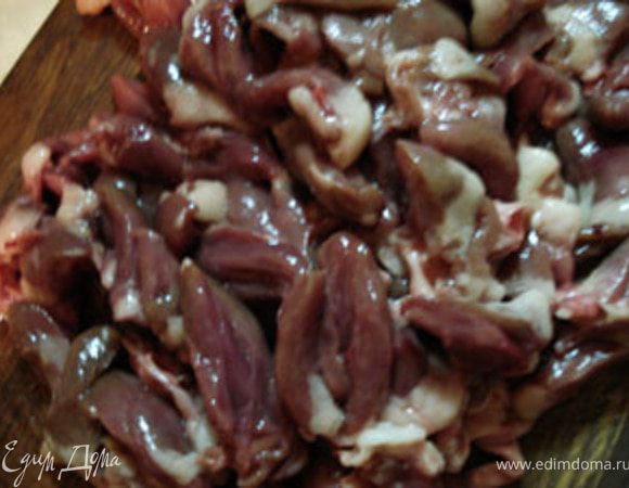 Печень промыть, порезать на2-3 части в зависимости от размера.