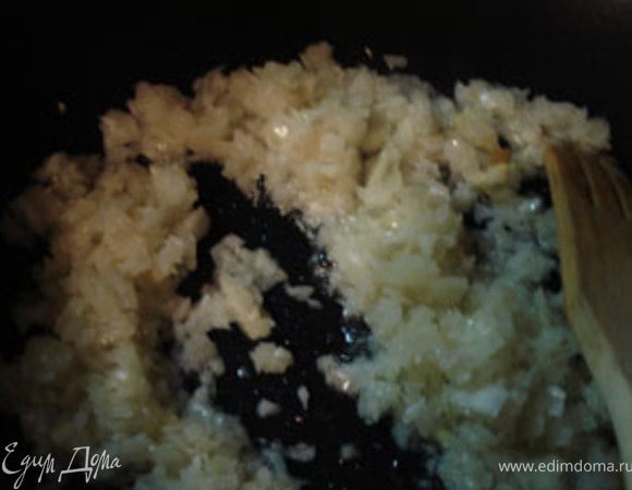 Лук мелко порезать и обжарить до прозрачности.