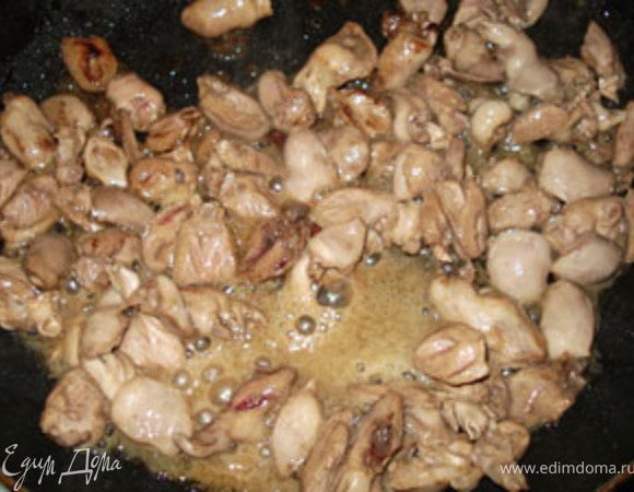 Сковороду разогреть на большом огне и быстро обжарить печень до румяной корочки.В среднем занимает минут 7.Добавить лук. Затем влить жидкость, которую слили, еще добавить немного воды или бульона, соль, перец и лавровый лист. Когда жидкость закипит огонь убавить до минимума и потушить минут 5-7.Снять с огня и оставить под крышкой минут на 5-7. 