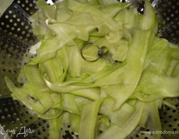 Пока печень доходит до готовности, делаем гарнир. Кабачок порежем на полоски, лучше это делать овощечисткой или овошерезкой(кто как привык). Опустить их в кипяток минут 5-7. Вынуть и ополоснуть холодной водой(чтобы были хрустящими внутри).