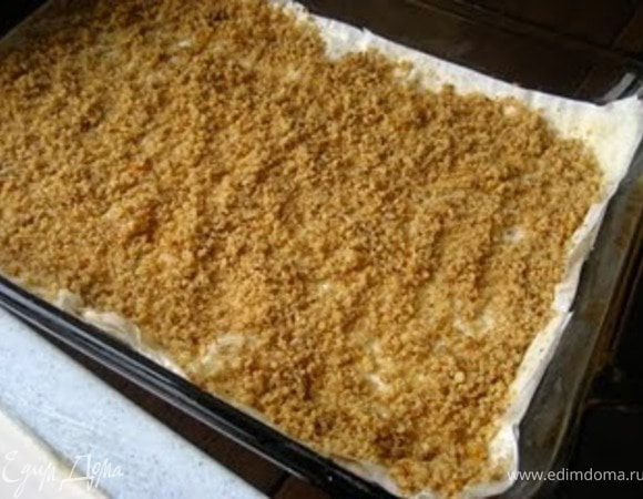 Положить в форму 4 листа фило теста  (КАЖДЫЙ ЛИСТ СМАЗАТЬ СЛИВ. ИЛИ РАСТ. МАСЛОМ).На 4 лист посыпать ореховую начинку. Повторить: фило тесто и орехи, пока все тесто не израсходовано. Вы должны закончить с тестом фило. 