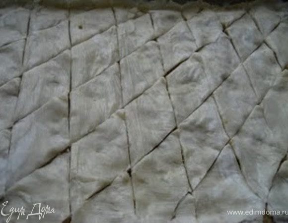 Смазать кистью верхний слой растопленным сливочным маслом. Острым ножом нарезать по диагонали, чтобы баклавы получились в форме ромбов. Выпекать  75 мин. до золотистого цвета.