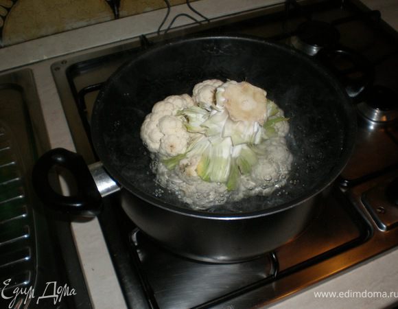  кипящую воду посолить и добавить ложку уксуса затем опустить капусту варим 7-10 минут что бы не переварить и головка осталась целой