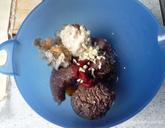 Чеснок мелко порубить. Хлеб для тостов замочить в холодной воде, отжать. Смешать хлеб с 2 яйцами, фаршем, чесноком, томат пастой. Приправить солью, перцем, кайенским перцем.