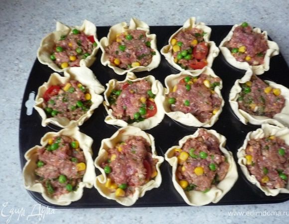 Выложить фарш в формочки и запечь в течение 30 минут. 