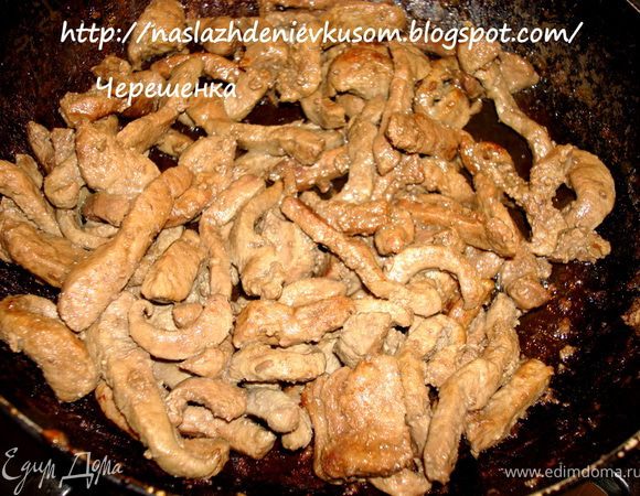 Пока греется вода на пельмени и разогревается духовка до 180градусов… Печень, порезанную брусочками выложить на сковороду и прогревать на сильном огне до полного выпаривания жидкости… Добавить лук, порезанный полукольцами, чеснок, порезанный маленькими кубиками, и все вместе обжарить на растительном масле минут 5 до золотистого цвета… Посолить, поперчить…