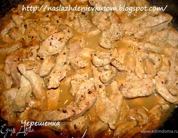 Добавить немного кипятка и на маленьком огне потушить печень 10 минут…