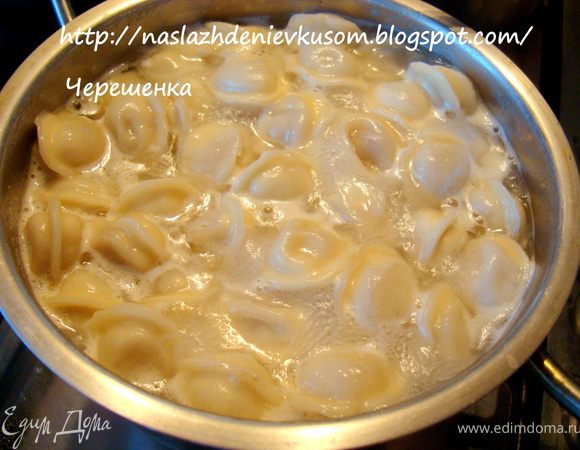 Пельмени забросить в кипящую воду… Как только всплывут на поверхность, вынимаем…