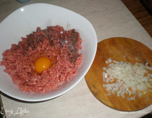 пока остывает капуста готовим фарш мелко режим лук добавляем яйцо соль перец по вкусу и перемешиваем 