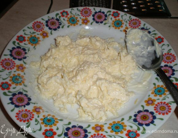 трем сыр на средней терке добавляем майонез и перемешиваем должно получится как густая каша
