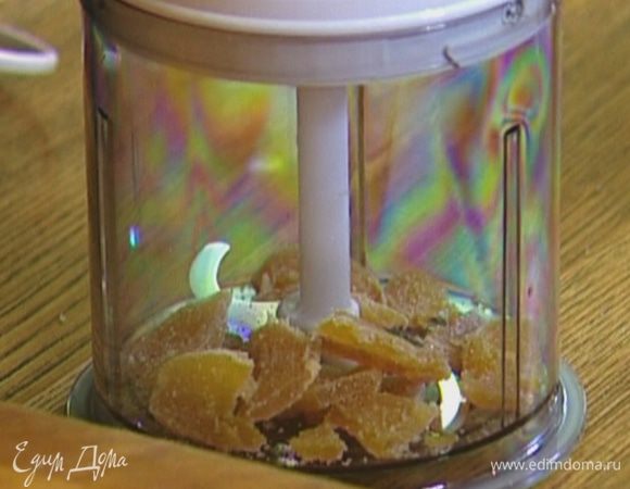 Цукаты поломать руками и измельчить в блендере в крошку.
