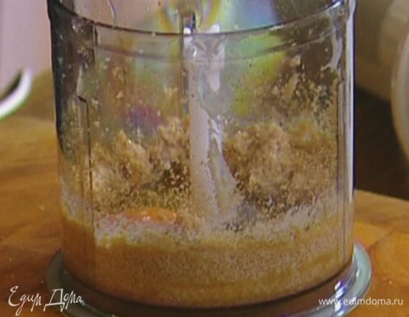 Взбить в блендере 50 г предварительно размягченного сливочного масла и 1/2 стакана коричневого сахара в однородную массу, добавить яйцо и молотый имбирь и взбить еще немного. 