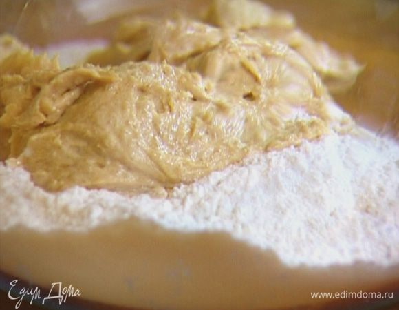 Добавить оставшуюся муку и измельченный имбирь, вымешать тесто – оно должно быть гладким и эластичным.