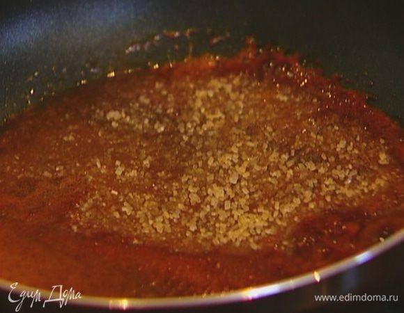 На сухую сковороду всыпать оставшийся сахар, добавить молотый перец чили и прогревать, пока сахар не растопится.