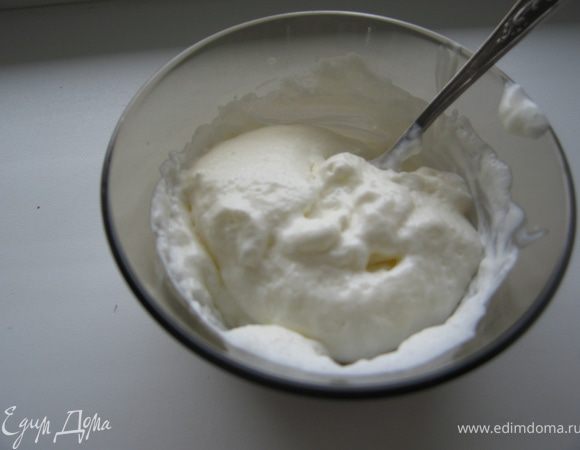Готовим тесто: 1ст.л. сметаны смешать с разрыхлителем и соединить с остальной сметаной.