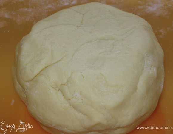Перемешать. Постепенно добавляя просеянную муку. Замесить тесто, завернуть его в пищевую пленку и отправить на 30 минут в холодильник