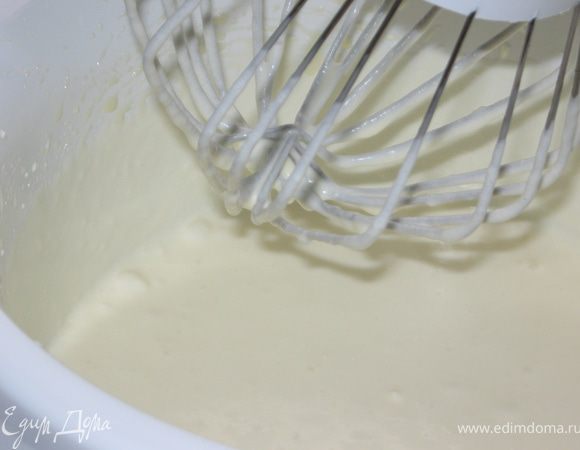 Готовим крем: в 50мл разогретых сливок развести желатин. Взбить остальные сливки до густоты и на средних оборотах миксера, не переставая взбивать добавить порциями сгущенное молоко. Затем сливки с желатином( я использую желатин, который не надо процеживать). Крем готов. 