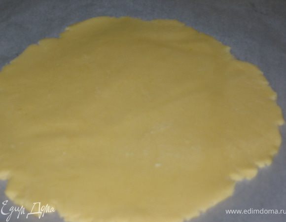 Разогреть духовку до 180гр. Тесто разделить на 2 части. На бумаге для выпечки начертить круг диаметром 23,5см. и аккуратно раскатать тесто помогая руками. Вместе с бумагой переместить в духовку и выпекать 10 минут до золотистого цвета.
