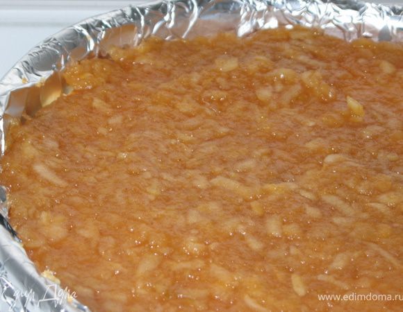 Собираем торт: бока разъемной формы прокладываем фольгой ( можно специальной лентой, но у меня ее не оказалось), положить аккуратно корж. Осторожно,  очень хрупкие! но если даже даст трещину, ничего страшного, на готовом изделии это не отразится. На корж выложить теплую яблочную начинку. 