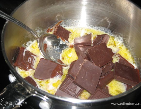 Готовим глазурь: масло растопить, добавить сливки, шоколад. 