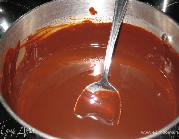 На медленном огне довести массу до однородного состояния. Дать немного остыть.