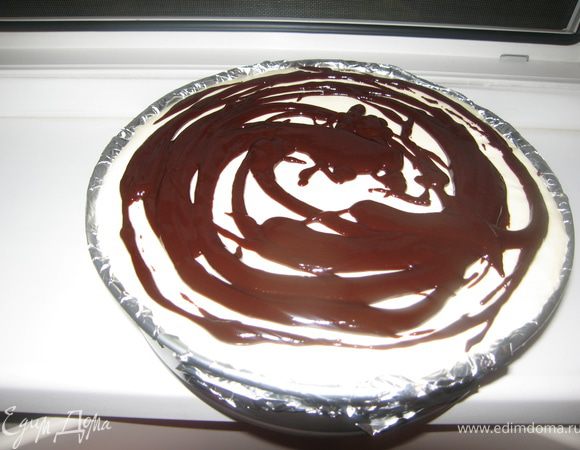 Вылить на торт